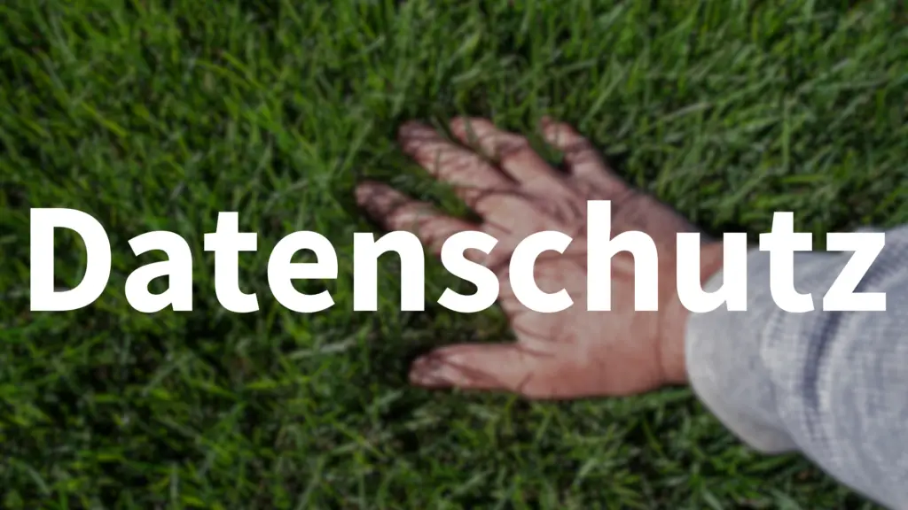 Datenschutz-Seite: Hand auf Rasen symbolisiert den Schutz persönlicher Daten auf der Segway Navimow X-Serie Webseite.