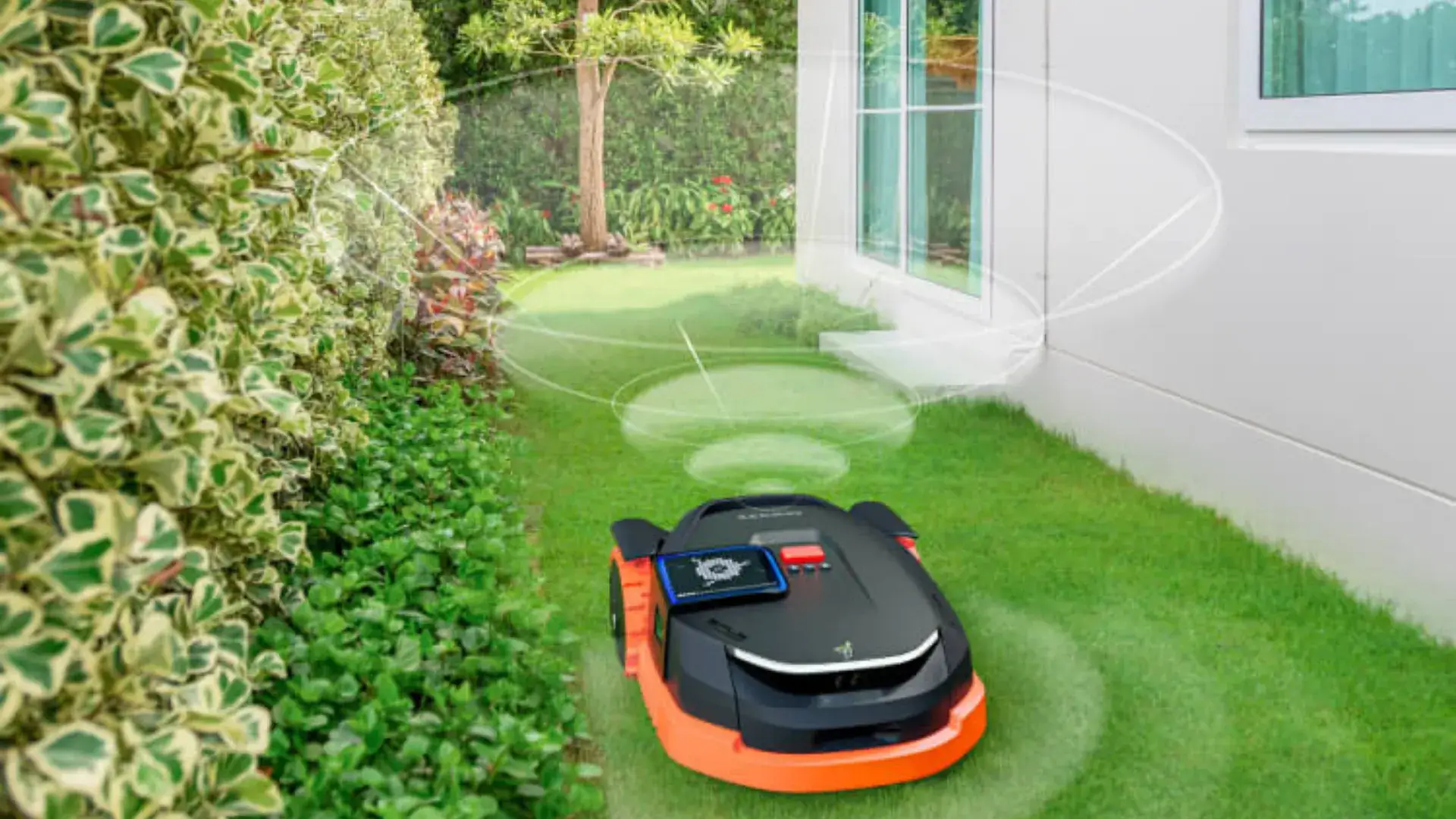 Segway Navimow X3 Series Mähroboter mit stabilem Empfang beim Mähen in einer schmalen Gartenpassage.